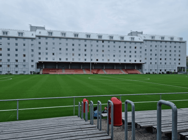 Fußballfeld des FavAC-Platzes in Wien, Heimat der Spiele des SV Gipsy Kings Vienna