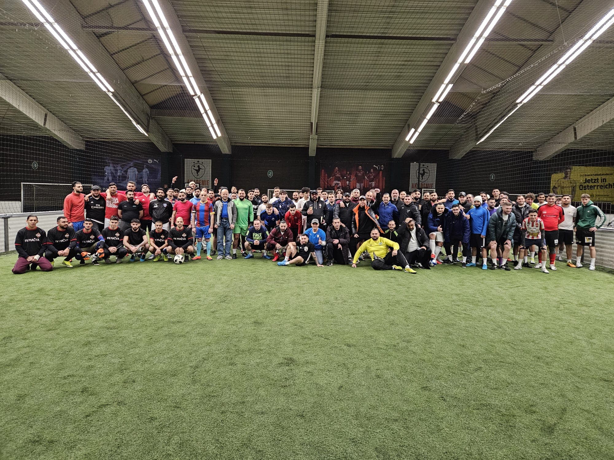 Teamfoto des SV Gipsy Kings Vienna Fußballvereins als Hintergrundbild